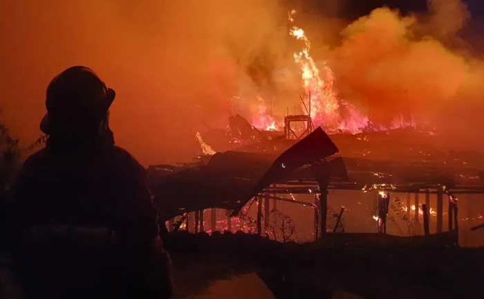 BERKOBAR: Sejumlah bangunan di kawasan padat penduduk di Jalan Anoi atau Jalan Mendawai I, Palangka Raya menjadi lautan api, Jumat (13/9/24) dini hari. ISTIMEWA/RADAR PALANGKA