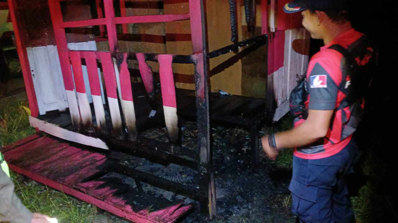 NYARIS HANGUS: Sebuah pos siskamling&nbsp;&nbsp;di Jalan Rajawali VIII A1, Palangka Raya, nyaris hangus, Kamis (12/9). (ist)