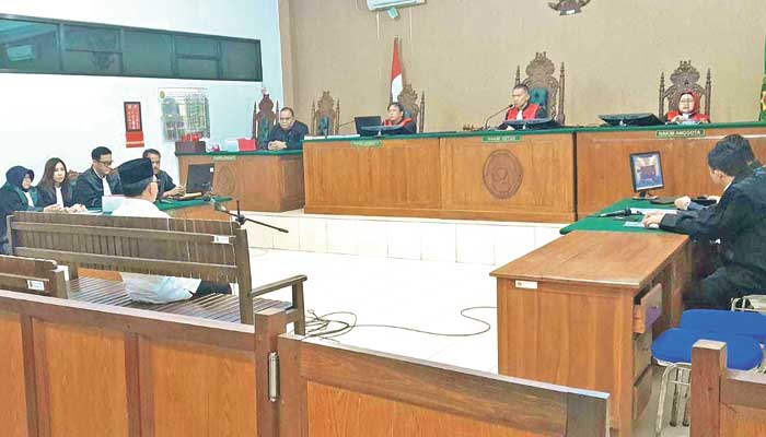 SIDANG PERDANA: Mantan Bupati Kobar Ujang Iskandar menjalani sidang di Pengadilan Tipikor Palangka Raya, Kamis (12/9). (Istimewa)