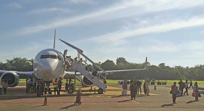 TERBANG PERDANA: Pesawat NAM Air Type Boeing 737 500 mulai melayani penerbangan perdana dengan rute Sampit-Surabaya, Jumat (13/9). (HENY/RADAR SAMPIT)