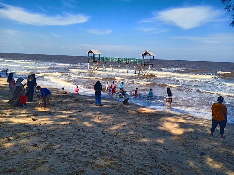 WISATA PANTAI: Memanfaatkan akhir pekan warga Sampit berlibur di Pantai Ujung Pandaran Sampit, Sabtu (17/6/2023). (Istimewa/Radar Sampit)