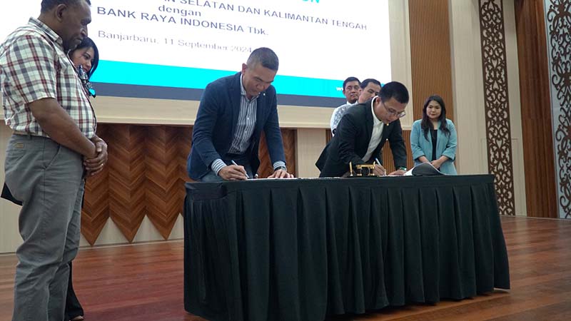 Prosesi penandatanganan Nota Kesepahaman (MoU) dilangsungkan oleh General Manager PLN UID Kalselteng Ahmad Syauki, dan Gabriel Hendra Kurniawan dari Bank Raya Indonesia