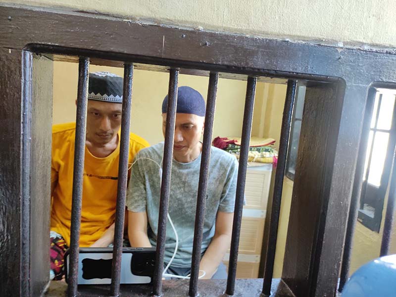 KURIR SABU: Dua Terdakwa kurir sabu 33 kilogram saat menjalani sidang secara daring di tahanan Polres Lamandau. (Istimewa)