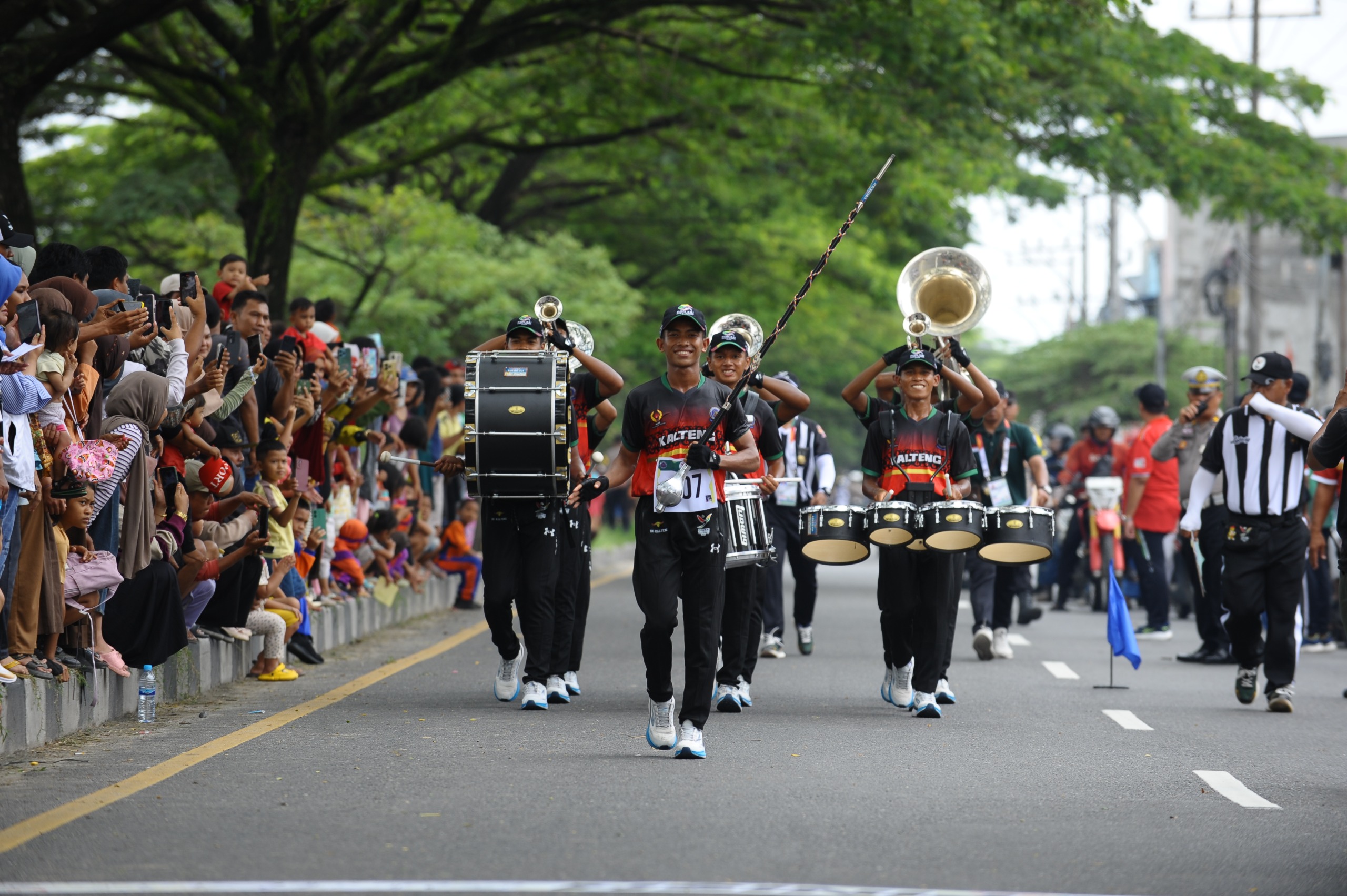JUARA KEDUA: Atlet drumband putra asal Kalteng saat tampil di ajang PON XXI Aceh-Sumur 2024, dan berhasil meraih medali perak untuk jarak tempuh 6 kilometer, Jumat (13/9).