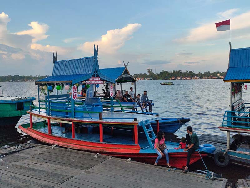 TEMPAT BERSANTAI: Suasana dermaga perahu wisata susur sungai di bantaran Sungai Mentaya Sampit, Sabtu (3/6). Wisata di Dalam Kota masih Jadi Andalan. (Yuni/Radar Sampit)