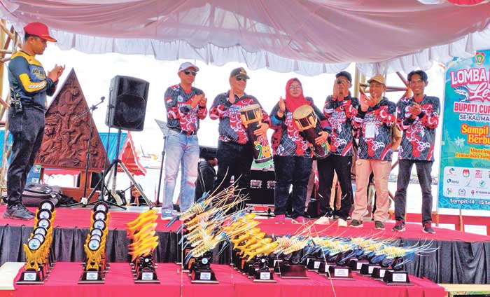PEMBUKAAN: Bupati Kotim Halikinnor terima plakat dan kenang-kenangan kegiatan Lomba Mancing Lestari Bupati Cup 2024 se-Kalteng dari Kepala Dinas Perikanan Kotim, Sabtu (14/9).&nbsp;
