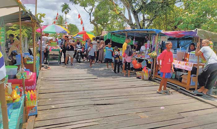 LARIS: Para pedagang mengais rezeki dalam Lomba Mancing Lestari di Mentaya Seberang, Sabtu (14/9).