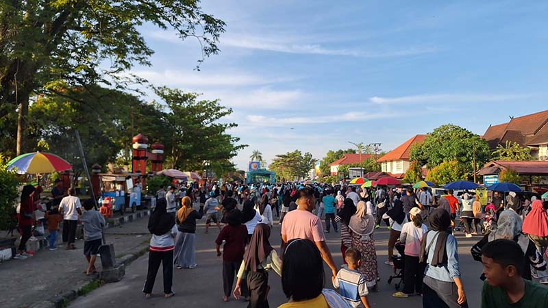 SENAM BERSAMA: Suasana Car Free Day di kawasan jalan depan Taman Kota Sampit, Minggu (15/9/2024) (Widodo/Radar Sampit)