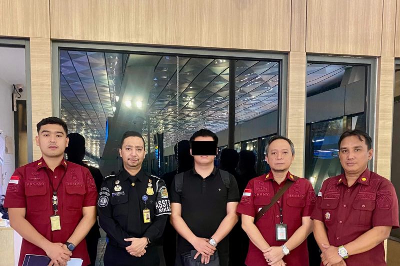 Imigrasi Kelas I Non-TPI Palangka Raya deportasi WNA Tiongkok. (ANTARA/HO-Imigrasi Kelas I Non TPI Palangka Raya)