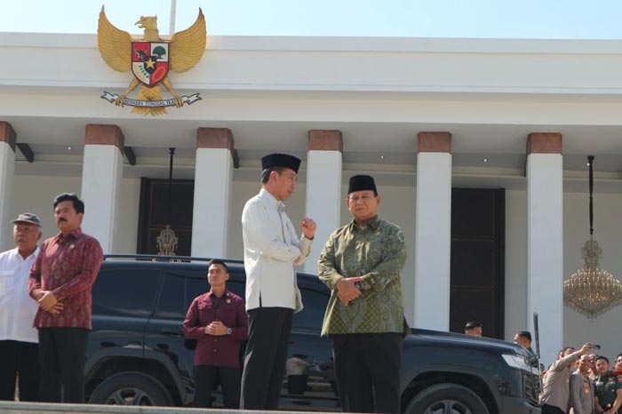 BERBINCANG: Presiden RI Joko Widodo berbincang dengan Menhan Prabowo Subianto sekaligus calon presiden terpilih di depan Istana Negara IKN, Kamis (12/9).