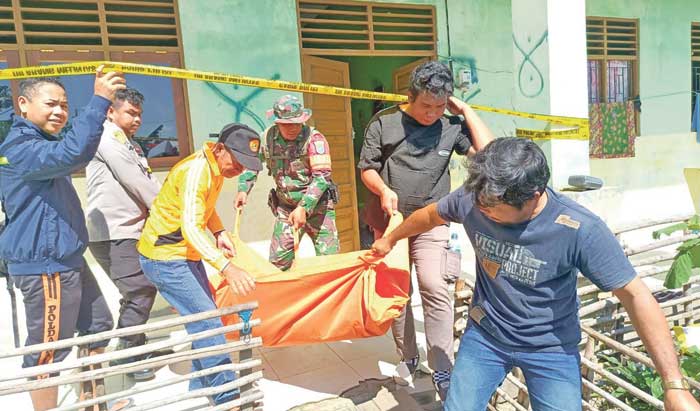 DIPENUHI SIMBOL: Lokasi kejadian terduga maling tewas kejepit dipenuhi dengan simbol yang tertulis di dinding rumah dekat pintu masuk.  &nbsp;