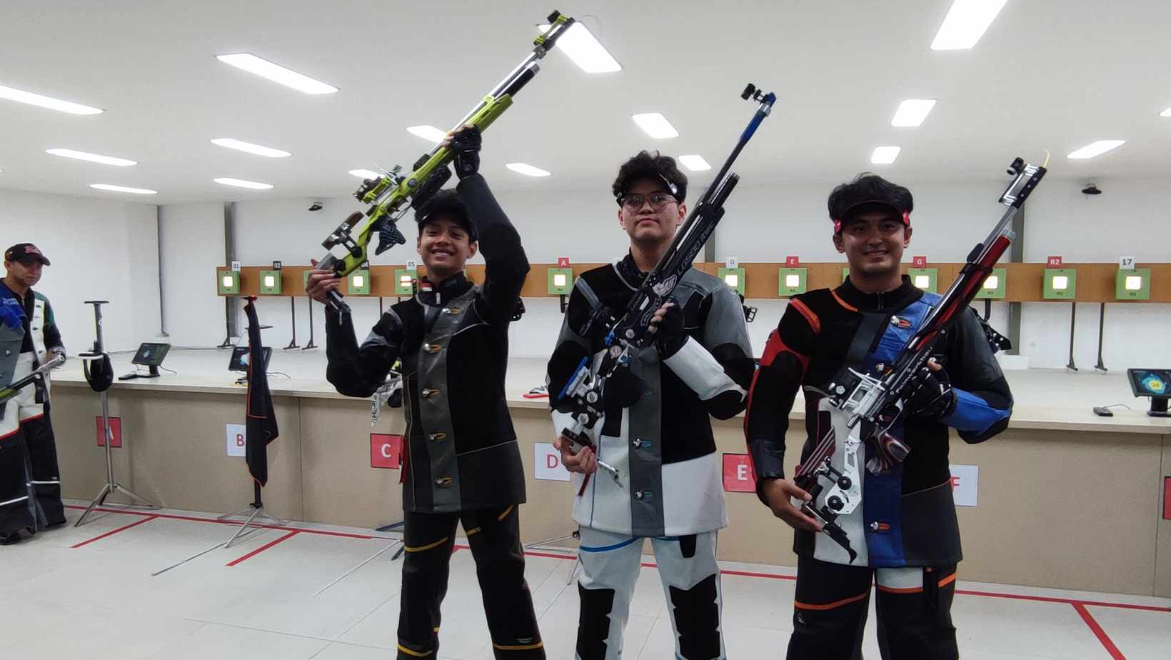 RAIH MEDALI: Atlet menembak Kalteng,  Anang (angkat senjata) bersama finalis menembak di ajang PON XXI Aceh-Sumut, baru-baru tadi.