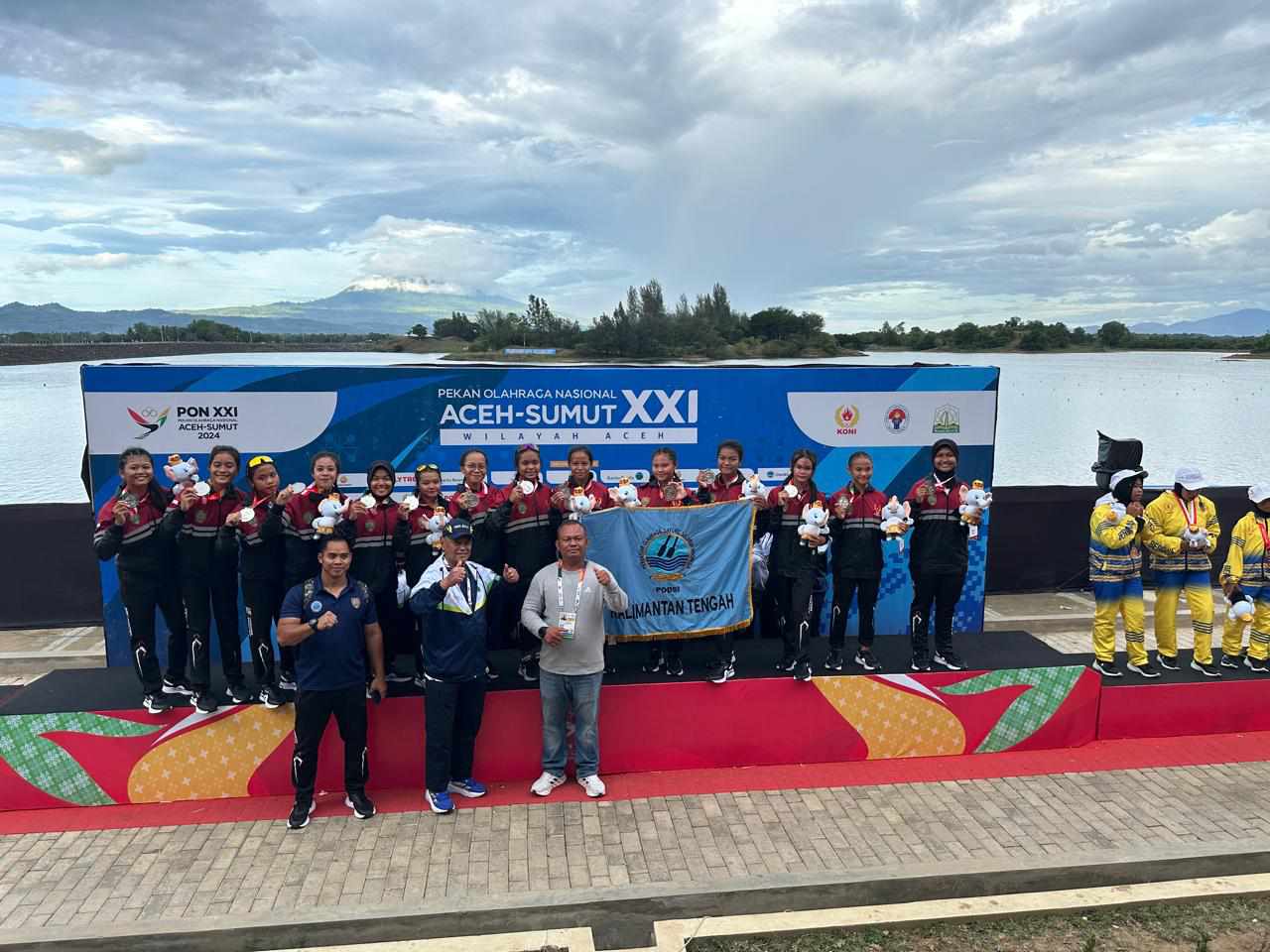 PENUH PERJUANGAN: Atlet Dayung Kalteng untuk kategori perahu naga putri jarak 500 meter,  yang berhasil mempersembahkan medali perak.