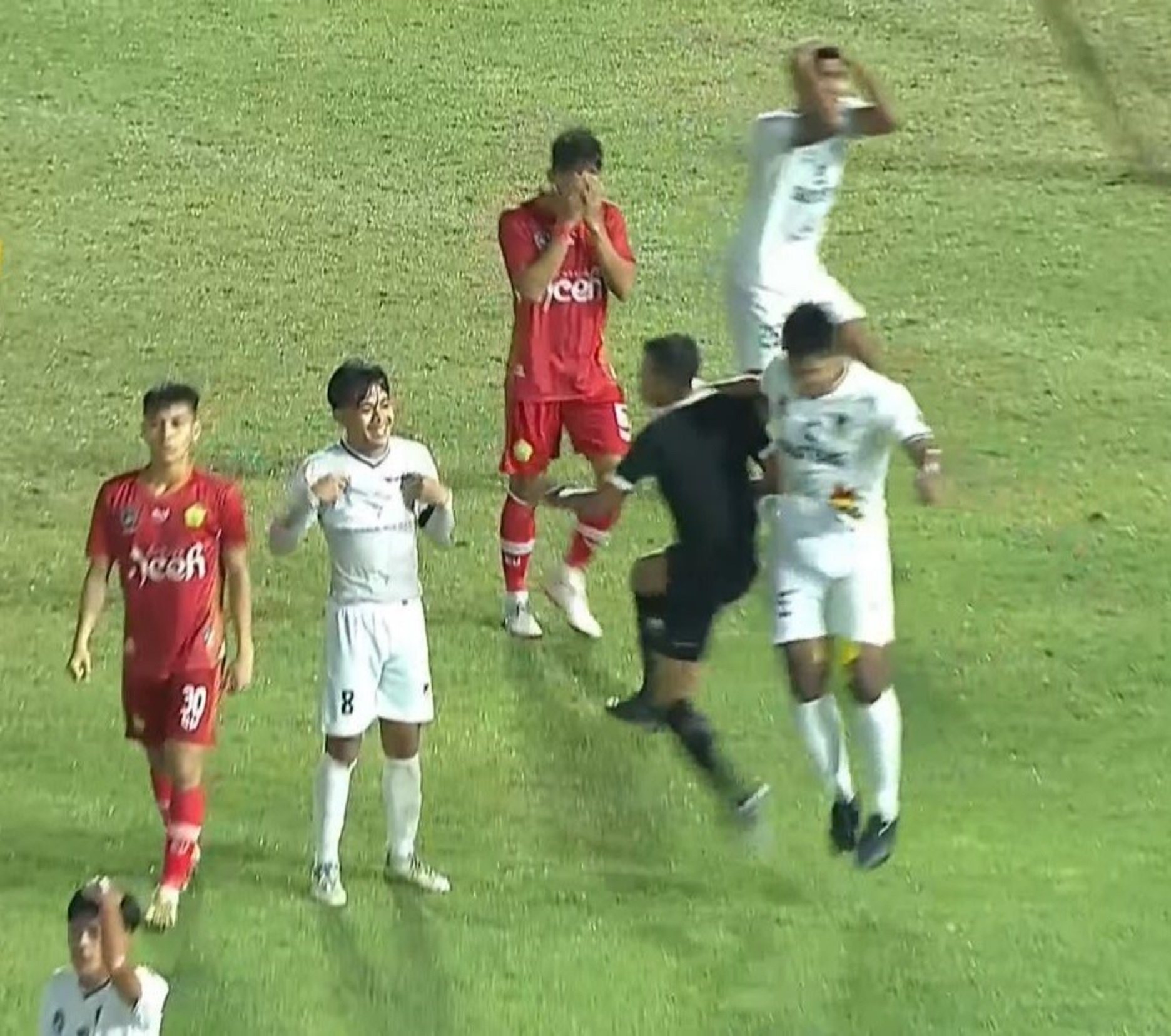 MENCORENG: Aksi pemukulan terhadap wasit  saat Aceh vs Sulawesi Tengah di PON XXI 2024, yang disiarkan salah satu televisi nasional, baru-baru tadi.