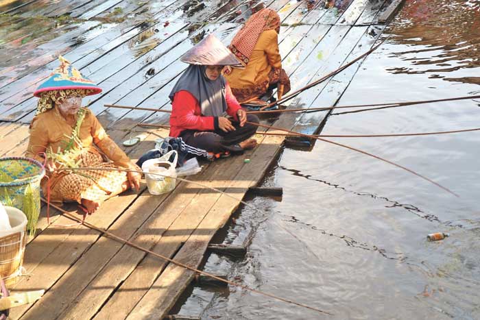 SEMANGAT: Keseruan para peserta Lomba Mancing Lestari Bupati Cup 2024 se-Kalteng di Sungai Mentaya, Minggu (15/9). (ISTIMEWA/RADAR SAMPIT)