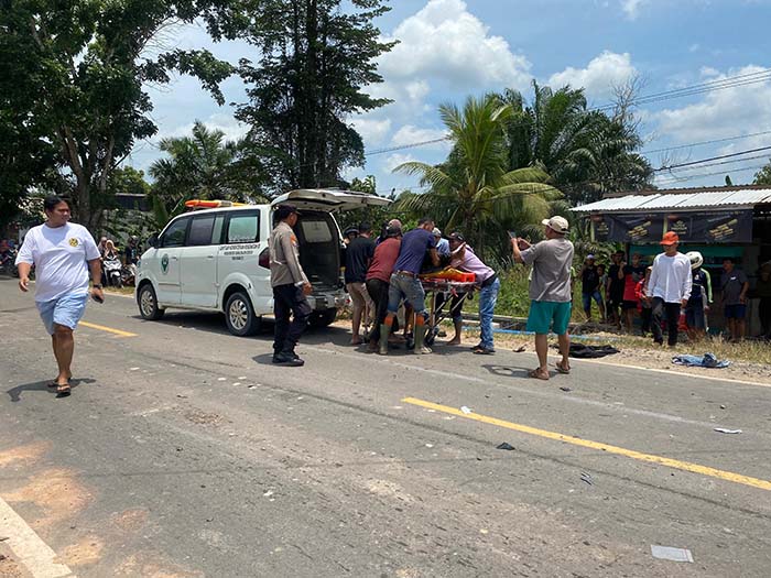 TEWAS DI TEMPAT: Warga saat mengevakuasi Rizky Dwi Setia Utama (21) korban kecelekaan dari parit setelah tabrakan dengan granmax yang dikemudikan Nurdin Santosa (24), Senin (16/9/2024)