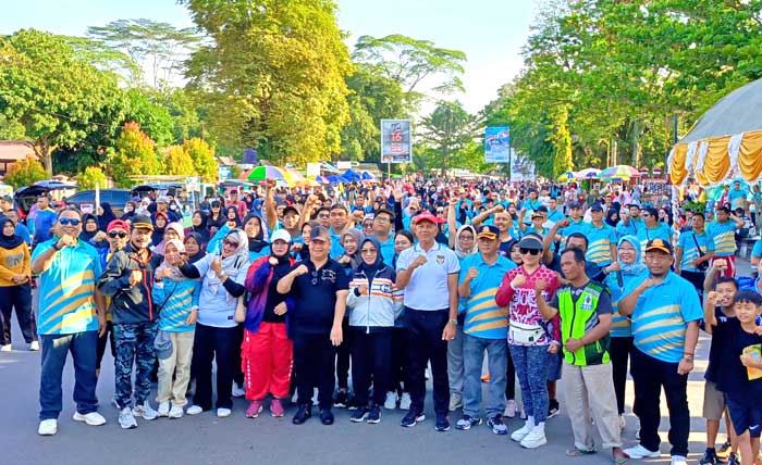 AKTIF LAGI: Bupati Kotim Halikinnor dan jajarannya saat menghadiri Car Free Day di Taman Kota Sampit, Minggu (15/9). (YUNI/RADAR SAMPIT)