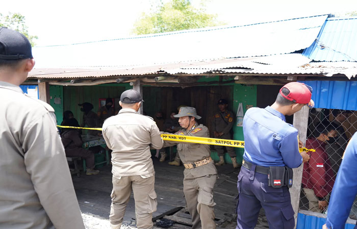TERAPKAN PERDA: Aksi penutupan sejumlah warung yang buka pada malam hari di Desa Sungai Buluh, Kecamatan Labuan Amas Utara, oleh petugas gabungan. (Dok.radarbanjarmasin)