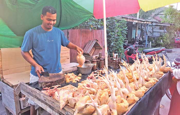 TAK STABIL: Penjualan ayam potong di pasar tradisional di Jalan MT Haryono. (HENY/RADAR SAMPIT)