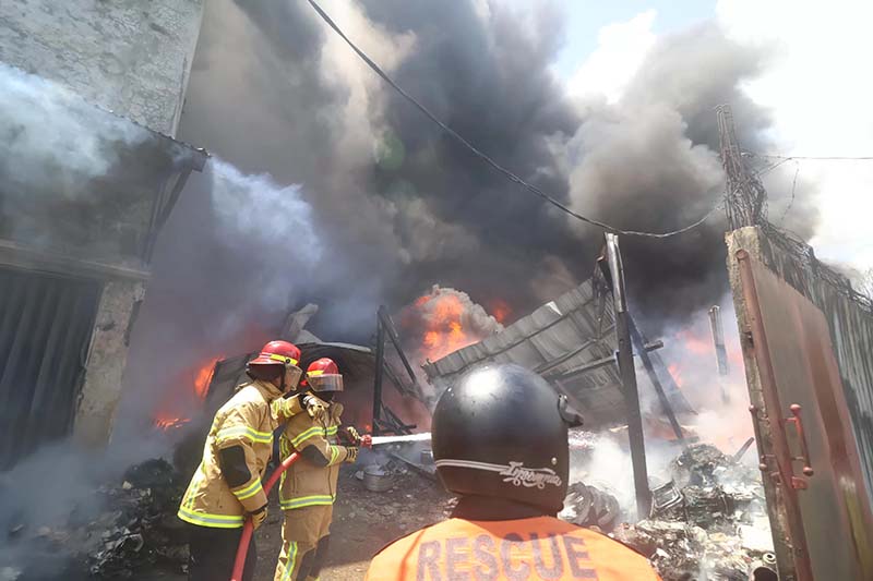 DIPADAMKAN: Kebakaran gudang perabot Balikpapan. (Foto: Anggi/KPG)