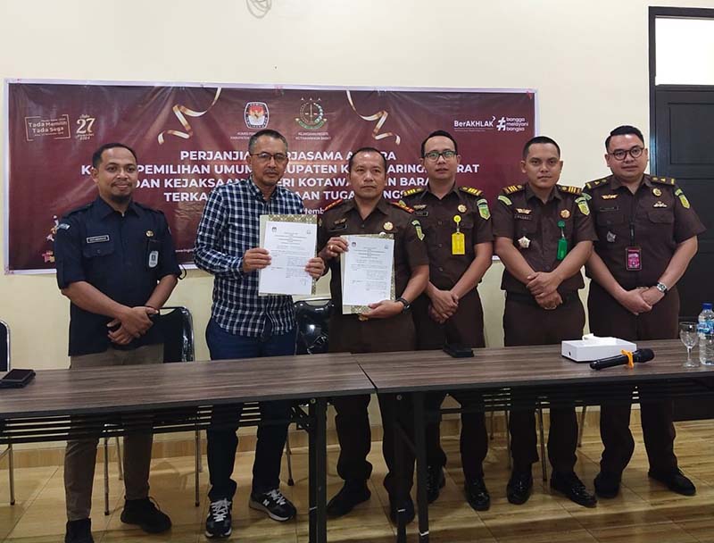 Ketua KPU Kobar, Chaidir dan Kepala Kejari Kobar, Johny A Zebua saat penandatanganan MoU dalam pelaksanaan tugas dan fungsi, pada Selasa (17/9)