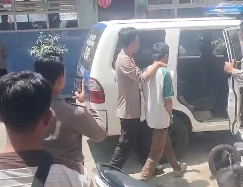 CABUL: Oknum guru pembina pramuka di salah satu SD di Surabaya digiring aparat kepolisian. Ia diduga mencabuli muridnya saat perkemahan di sekolah. (ist)