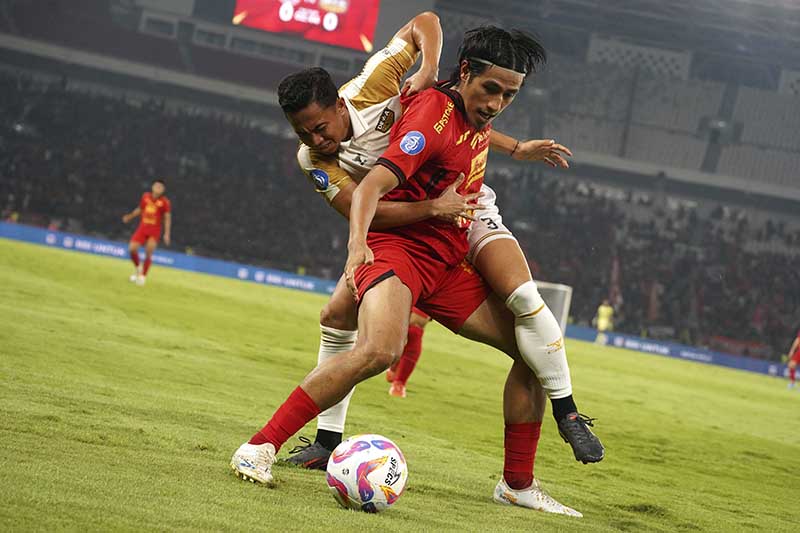 Gelandang Persija Hanif Sjahbandi (depan) berebut bola dengan bek Dewa United Reva Adi Utama pada laga lanjutan Liga 1 Indonesia 2024-2025 Stadion Utama Gelora Bung Karno, Jakarta, Senin (16/9/2024)