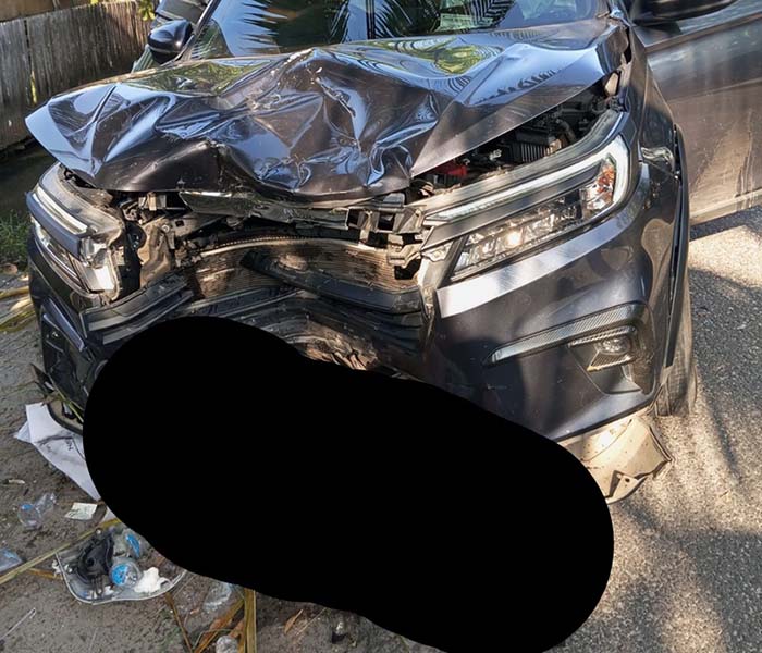 KECELAKAAN: Korban kecelakaan merupakan pengendara motor matik sempat terjepit di bemper mobil HRV warna abu-abu.