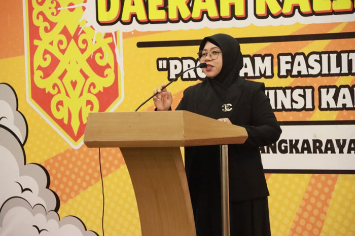 Wakil Direktur Satu Politeknik Sampit Lilis Indriani menyampaikan sambutan.