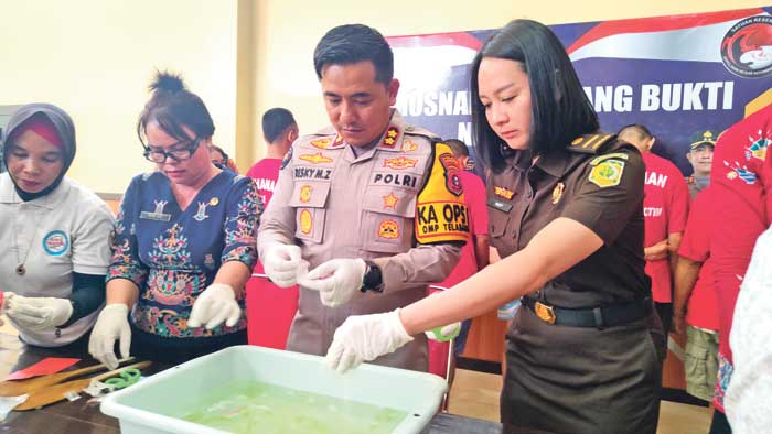 NARKOBA : Barang bukti sabu-sabu senilai ratusan juta dimusnahkan di Mapolres Kotim, Kamis (19/9/24) pagi. FAHRY/RADAR SAMPIT