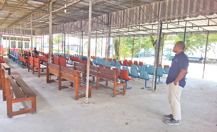 TINGKATKAN PELAYANAN: Embarkasi penumpang kapal sementara dipindahkan ke ruang lobi kantor Pelindo selama pengerjaan renovasi atap bangunan Terminal penumpang di Pelabuhan Sampit, Selasa (17/9).