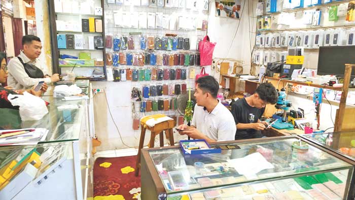 MERESAHKAN : Sejumlah kios di PPM Sampit mulai menjadi langganan pelaku kejahatan. FAHRY/RADAR SAMPIT