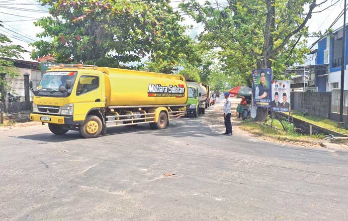 MASIH BANDEL: Truk bermuatan CPO yang mengabaikan larangan melintas jalan dalam kota di Jalan Kapten Mulyono, Rabu (18/9).
