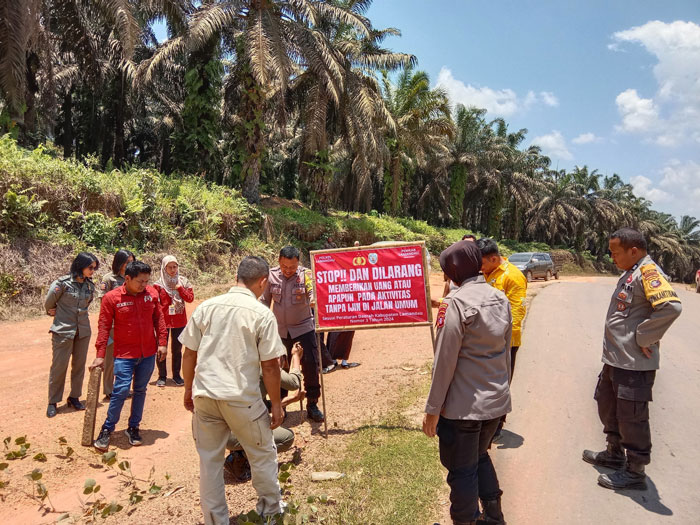 LARANGAN: Sejumlah instansi terkait memasang pengumuman larangan memberi uang di jalan.