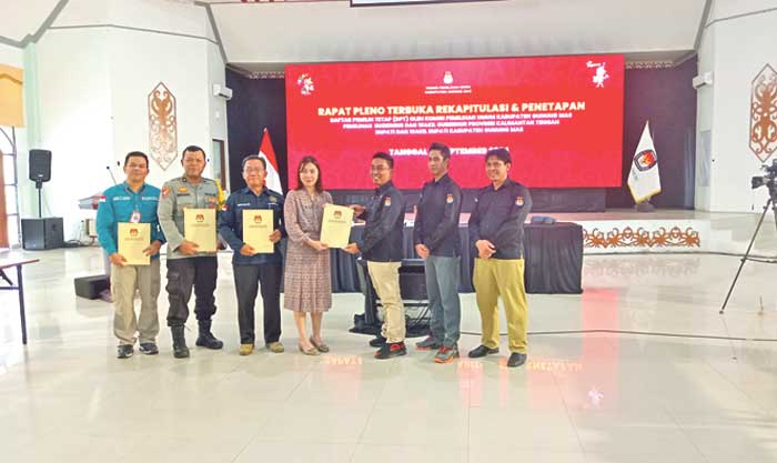 RESMI: Plh Ketua KPU Kabupaten Gumas Hardiman Nainggolan didampingi komisioner KPU Ihwan dan Sugiono, menyerahkan berita acara rapat pleno terbuka rekapitulasi dan penetapan DPT Pilkada 2024.