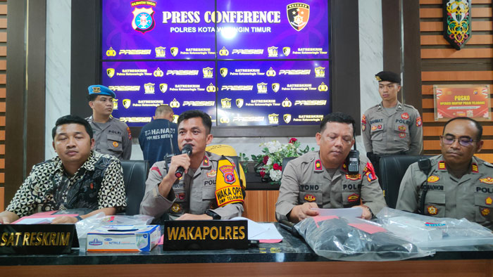 GELAR KASUS : Wakapolres Kotim Kompol Tri Wibowo saat memimpin press release kasus pencurian dan kekerasan (curas) di Mapolres Kotim, Jumat (20/9/24). FAHRY/RADAR SAMPIT