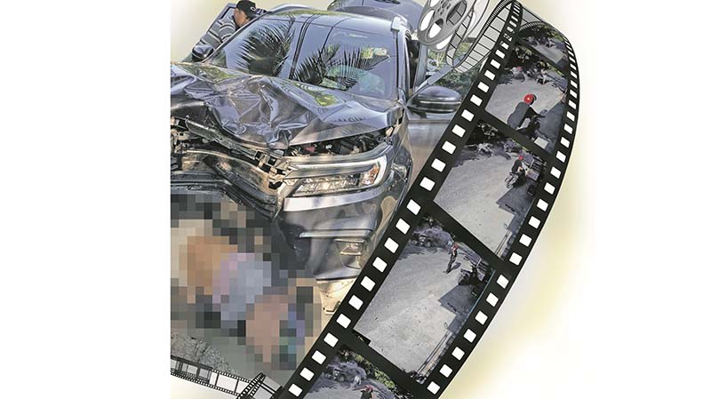 LANGSUNG TEWAS: Kondisi mobil yang ringsek di bagian depan setelah menghantam pengendara motor di Jalan Cut Mutia, Sampit, Kamis (19/9).