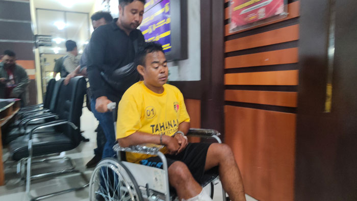 MALING VIRAL : AR, pencuri yang sempat viral di media sosial dibekuk polisi, pelaku harus pakai kursi roda karena kakinya kena tembak. FAHRY/RADAR SAMPIT
