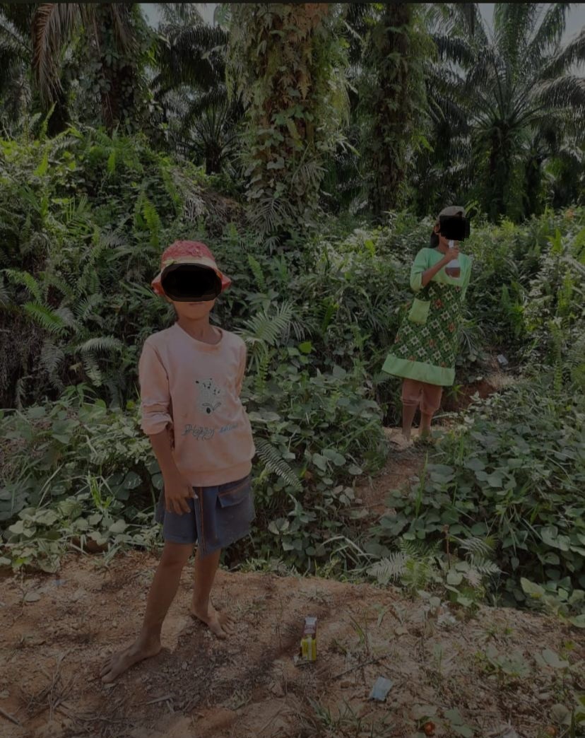 PUTUS SEKOLAH: Dua anak perempuan yang sering berada di pinggir jalan simpang Desa Sepaku-Perigi Kabupaten Lamandau ini, mengharap dapat uang dari pengendara dengan cara menimbun jalan rusak.