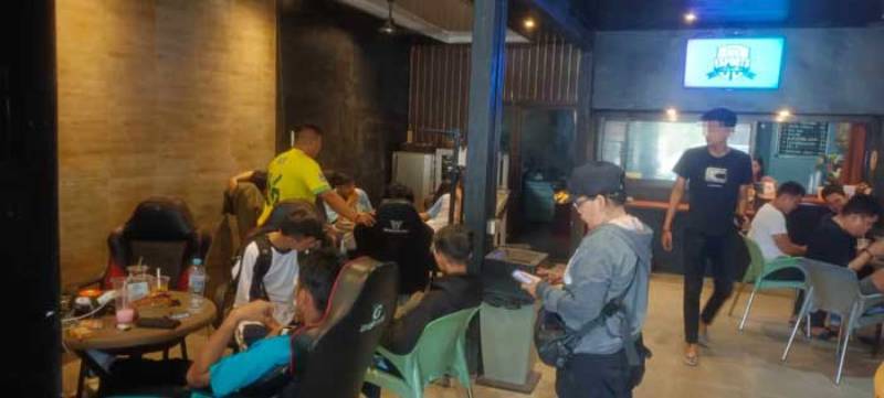 BOLOS SEKOLAH : Petugas Satpol PP Kota Palangka Raya menertibkan pelajar pelajar yang berkeliaran di luar jam sekolah, Jumat (20/09/24). ISTIMEWA/RADAR PALANGKA