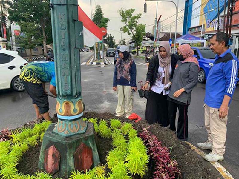 TATA KOTA: Penanaman tanaman hias di kawasan dalam Kota Pangkalan Bun oleh Dinas Lingkungan Hidup Kobar.