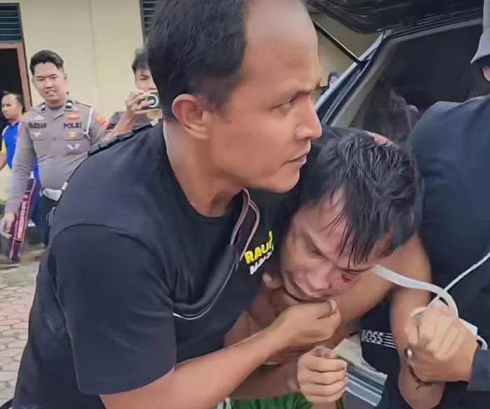 Pelaku pembunuhan Nia penjual gorengan saat dibawa ke Polres Padang Pariaman. (Dok. Humas Polres Padang Pariaman/Instagram polres_padangpariaman)