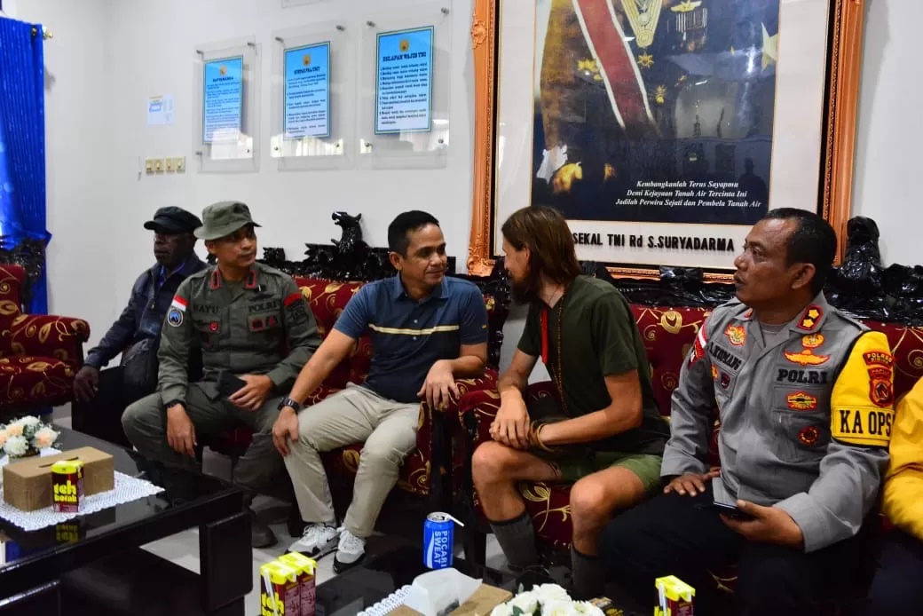 Pilot Susi Air Philip Mark Mehrtens (dua dari kanan) usai dibebaskan dari KKB. (Mabes Polri)