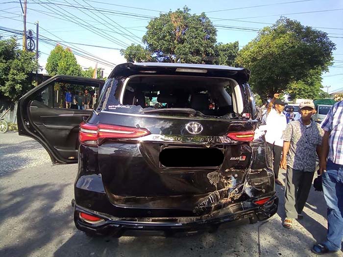 DITABRAK TRUK: Mobil bakal calon Bupati Kobar, Rahmat Hidayat rusak parah setelah ditabrak dump truk yang mengalami rem blong di Jalan Kawitan, Pangkalan Bun, Jumat (20/9/2024)