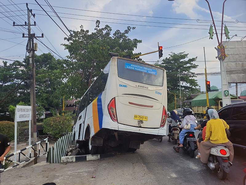 TERPEROSOK : Bus Damri terperosok masuk drainase di Jalan Tjilik Riwut, Sabtu (21/9) sore.