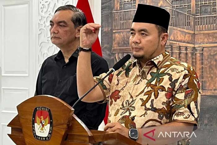 Ketua KPU RI Mochammad Afifuddin (kanan) didampingi anggota KPU RI Yulianto Sudrajat (kiri) dalam konferensi pers di Kantor KPU RI, Jakarta, Jumat (20/9/2024). ANTARA/Narda Margaretha Sinambela/am.