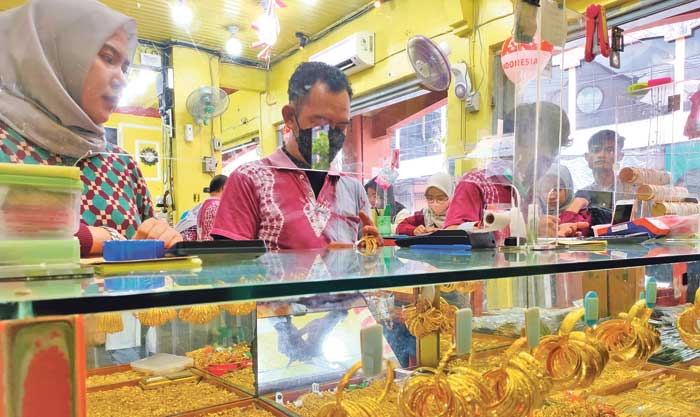 EMAS: Aktivitas jual beli emas di Toko Emas Mitra, Sabtu (21/9).