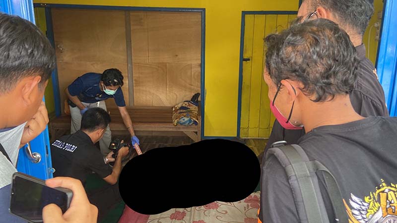 Mayat tersebut teridentifikasi sebagai tukang pijat bernama Putut Sugianto (36), kelahiran Ponorogo. Dia tinggal sebatang kara di Kota Nanga Bulik dan menempati sebuah ruko.