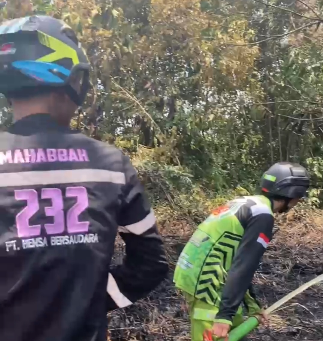 KERJA KERAS: Petugas damkar gabungan saat sedang membasahi area yang terbakar di Jalan Pemuda, Kuala Kapuas, (22/9) siang.