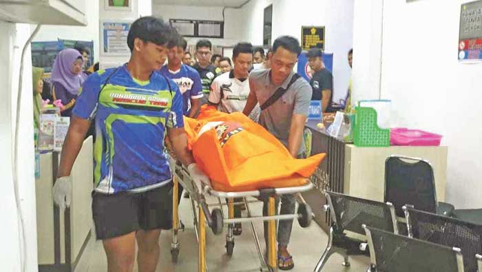 EVAKUASI: Tim Emergency Response Palangka Raya (ERP) saat mengevakuasi jenazah FA di Mushola Disdik Palangka Raya.